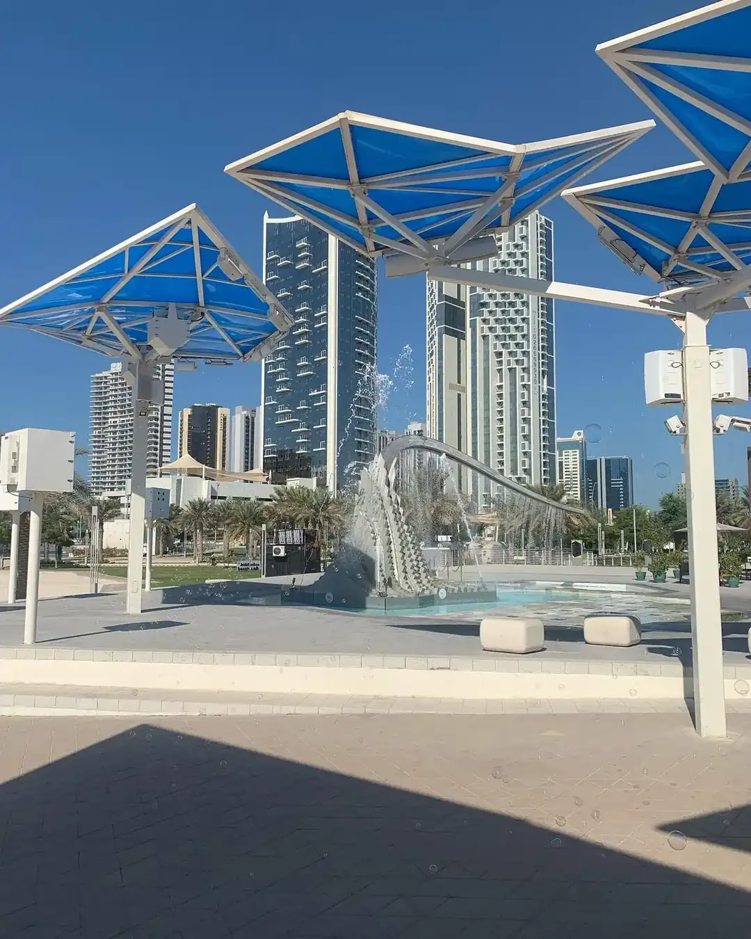أبراج تطل على الحديقة المركزية في جزيرة الريم، أبوظبي