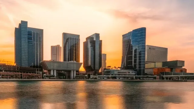 أبراج مكاتب وسكن في جزيرة المارية عند الغروب