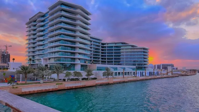 مبانٍ سكنية على الواجهة المائية في شاطئ الراحة