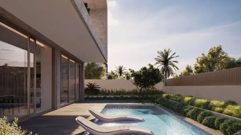 تصميم ثلاثي الأبعاد لمسبح في حديقة خلفية مع كرسيين أبيضين للاستلقاء وسطح خشبي وأبواب زجاجية منزلقة على اليسار وسياج نباتي ونخيل.